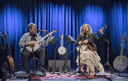 B&eacute;la Fleck &amp; Abigail Washburn con sus banjos.