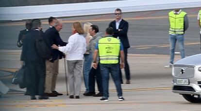 Lo primero que ha hecho al pie de la escalerilla ha sido abrazarse a su hija mayor, la infanta Elena, que lo esperaba en el aeropuerto desde dos horas antes, y saludar a quienes le han recibido; entre ellos, su anfitrión, el presidente del Club Náutico de Sanxenxo (Pontevedra), Pedro Campos, y su esposa, Cristina Franze.