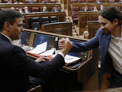 Pablo Iglesias saluda a Pedro Sánchez durante la moción de censura.