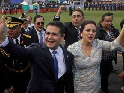 Juan Orlando y su esposa a su llegada al Estadio Nacional de Honduras