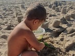 'Jomío', de tres años, juega en la playa.