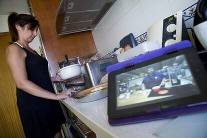 Una mujer cocina siguiendo el programa &#039;Robin Food&#039; en una tableta.