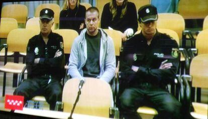 Antonio Ángel Ortiz sentado en el banquillo de los acusados, en una imagen tomada de la televisión.