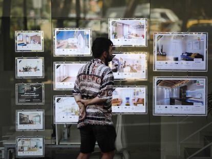 Un joven mira anuncios de alquiler en una inmobiliaria en Barcelona, en agosto de 2021.