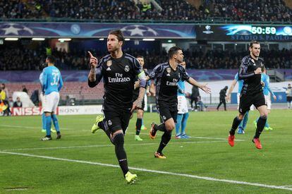Sergio Ramos celebra el gol del empate en el San Paolo ante el Nápoles.
