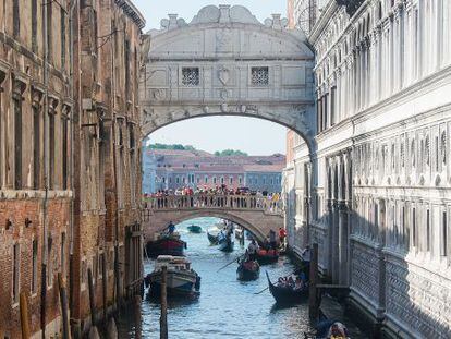 En Venecia deseada, Tony Tanner explora la ciudad a trav&eacute;s de los escritores que se enamoraron de ella.