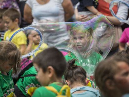 Miles de niños acudieron a la fiesta organizada por Fundesplai en El Prat de Llobregat.