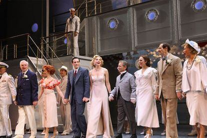 El reparto de <i>Anything Goes</i> (Todo vale) saluda al público el día de su estreno en el teatro Stephen Sondheim de Nueva York.