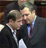 Shlomo Ben-Ami (izquierda) y Ehud Barak , en diciembre de 2000