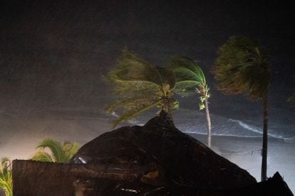Palmeras se agitan con el viento del huracán Lidia, este 10 de octubre en Puerto Vallarta (Estado de Jalisco). Este martes por la mañana se pronosticaba que el huracán Lidia tocaría tierra como categoría 3, pero a lo largo del día se intensificó y tocó tierra como categoría 4. 