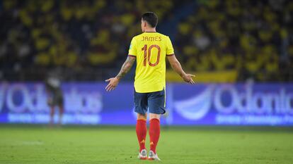 James Rodríguez, de Colombia, durante el partido de eliminatorias frente e Paraguay, en el Estadio Metropolitano Roberto Melendez de Barranquilla.