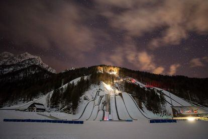 Vista nocturna de la pista de saltos de esquí de Planica (Eslovenia).