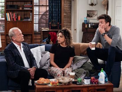 Kelsey Grammer, Jess Salgueiro y Jack Cutmore-Scott en una escena del nuevo 'Frasier'.