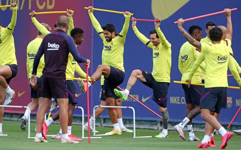Suárez y Messi se ejercitan con sus compañeros.