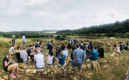 Martín Varsavsky durante una charla con los participantes de Menorca Millennials en la basílica del cabo del Puerto de Fornells, Menorca.