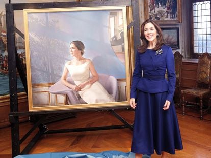 La princesa Mary de Dinamarca, después de desvelar el retrato realizado por el pintor español Jesús Herrera con motivo de su 50 cumpleaños.