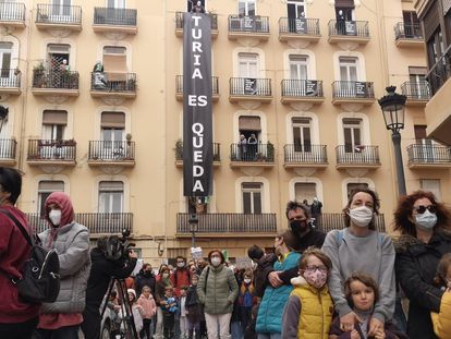 Concentración contra la expulsión de los vecinos de dos edificios de la calle Turia de Valencia.