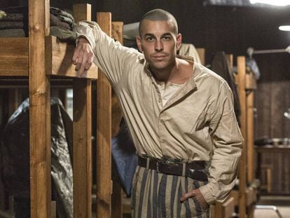 Mario Casas en el rodaje de la película 'El fotógrafo de Mauthausen' dirigida por Mar Targarona.