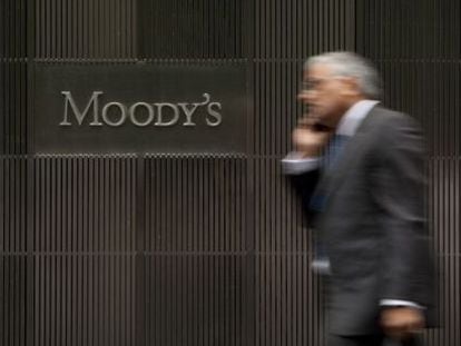 Un hombre pasa frente a la sede de Moody&#039;s en Nueva York. 