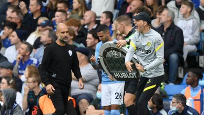 Thomas Tuchel (D) y Pep Guardiola, en el césped de Stamford Bridge este sábado.
