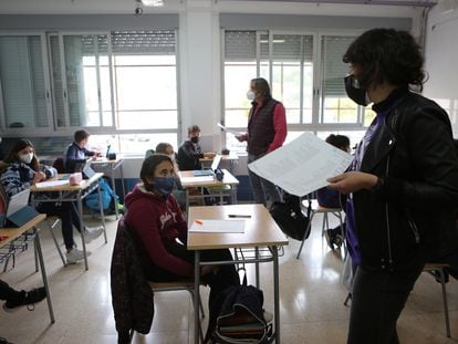 El profesorado habla con los alumnos en un aula con las ventanas abiertas en un instituto de Alcoy.