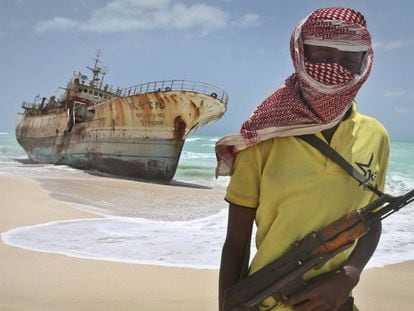 Foto de archivo de un pirata somal&iacute; junto a un barco de Taiwan capturado en 2012.
