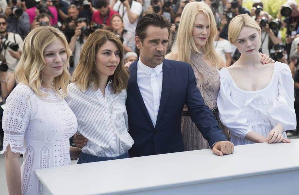 Desde la izquierda, la actriz Kirsten Dunst, la directora Sofia Coppola, y los actores Colin Farrell, Nicole Kidman y Elle Fanning, posan en la presentación de 'El Seductor' este miércoles en el Festival de Cannes. 
