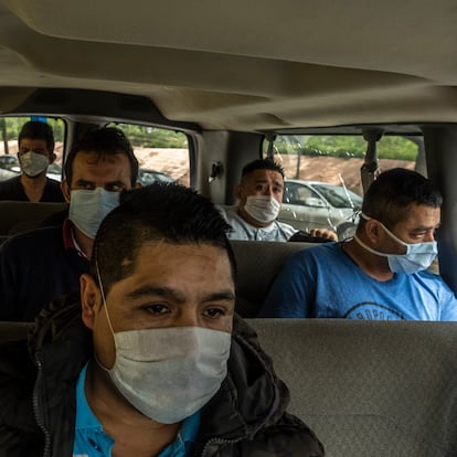 Mexicanos que han sido deportados intentando cruzar la frontera con Estados Unidos son transportados en una camioneta a tomar un autobs que los llevara a Ciudad de Mxico el da 14 de abril 2020 en la ciudad de Reynosa, Tamaulipas. Mxico. Cientos de migrantes mexicanos son deportados da con da durante la epidemia de COVID-19 por este puerto fronterizo, ante la contingencia el gobierno estatal a implementado un protocolo de sanidad bsica, que consiste en un cuestionario y la toma de temperatura a los repatriados. Sin embargo, el flujo no para y han tenido que acelerar los tiempos de traslado a su lugar de origine, esto representa un alto riesgo de contagio y propagacin.