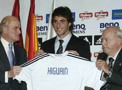 El jugador argentino Higuaín con el presidente del Real Madrid, Ramón Calderón, y Alfredo Di Stéfano