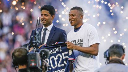 En la foto, el jugador, Kylian Mbappé, con el presidente del Paris St Germain, Nasser Al-Khelaifi, después de firmar un nuevo contrato hasta el 2025.