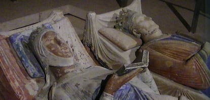 Tumba de Leonor de Aquitania, junto a Enrique II, en la abadía de Fontevraud.