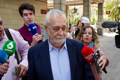 El expresidente de la Junta de Andalucía, José Antonio Griñán saliendo de los juzgados de Sevilla, el pasado 18 de mayo.