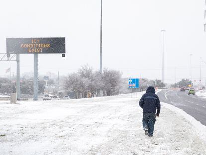 Una señal de tráfico advierte a los viajeros de las condiciones de hielo en una carretera en Austin, Texas.