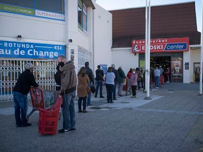 Colas en el exterior de un supermercado de Gibraltar a causa de las restricciones por la pandemia, en una imagen de este sábado.