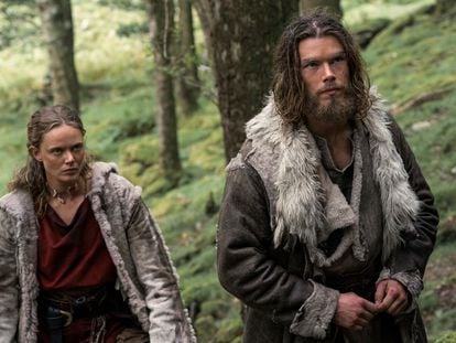 Frida Gustavsson y Sam Corlett, como Freydis y Leif Erikson en la serie 'Vikingos: Valhalla'.