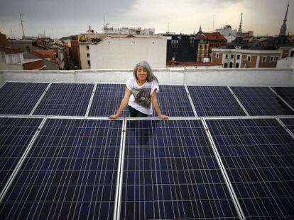 Montse Romanillos, en la azotea del edificio donde vive y cuya comunidad autoproduce parte de la energ&iacute;a que consume en las zonas comunes. 