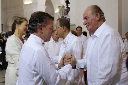 El rey de España Juan Carlos, saluda al presidente de Colombia Juan Manuel Santos, antes de la firma del acuerdo de paz en la ciudad de Cartagena (Colombia).