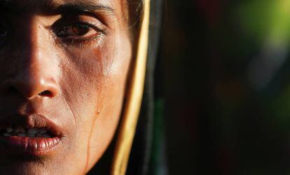 Amina Khatun, refugiada Rohingya de 30 a&ntilde;os, llora despu&eacute;s de haber llegado con su familia al campo para desplazados de Cox&#039;s Bazar, en Bangladesh, el pasado 10 de octubre. Amina denunci&oacute; que su aldea, en la regi&oacute;n birmana de Buthidaung, fue atacada por el Ej&eacute;rcito del pa&iacute;s y quemada. La mujer llevaba sin comer tres d&iacute;as. 