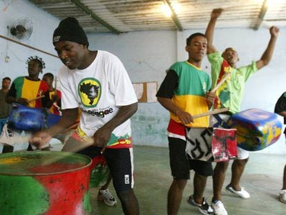 J&oacute;venes afrodescendientes tocando el tambor en R&iacute;o de Janeiro (Brasil).
