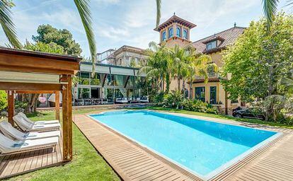 La casa del empresario Jos&eacute; Mestre con la piscina en primer plano.