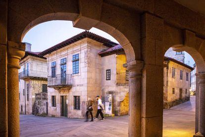 El Museo Provincial de Pontevedra, iluminado de noche, en la plaza de la Leña, en pleno centro histórico.