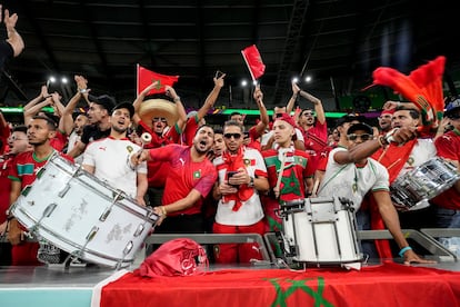 Aficionados marroquíes en las gradas del estadio Education City, en Al-Rayyan, Doha.  