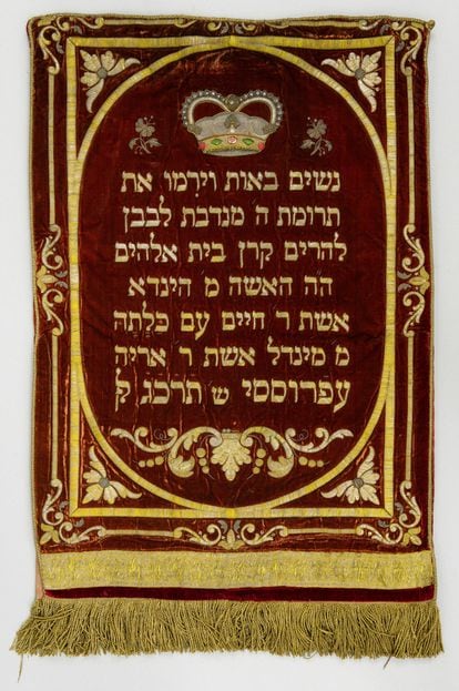 Manto judío que forma parte de la exposición que el Museo Judío en Nueva York dedica a la familia Ephrussi.