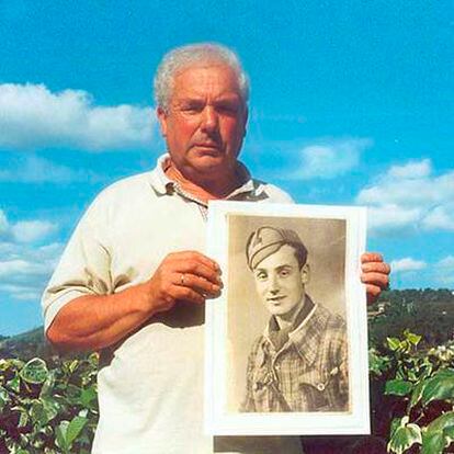 Manuel Pérez Fernández, con el retrato de su padre, Víctor Pérez Bóveda, desaparecido en 1937.