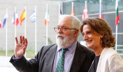 El comisario de Acción por el Clima, Miguel Arias Cañete, y la ministra para la Transición Ecológica, Teresa Ribera, en una imagen de archivo.