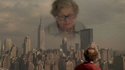 La madre del personaje de Woody Allen apareciéndose en 'Historias de Nueva York', es decir, yo hablándole por la cámara a mi perro. / Touchstone Pictures