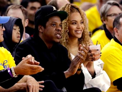 Jay-Z y Beyonce, en un partido de baloncesto en California en abril de 2018.