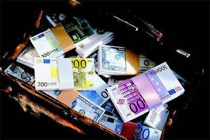 Billetes de euros y de otras divisas.