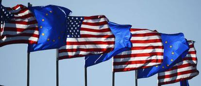 Banderas de Estados Unidos y de la Uni&oacute;n Europea.