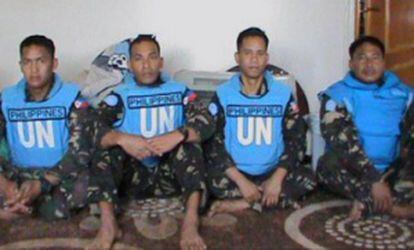 Los soldados de la ONU detenidos, en una foto facilitada por sus captores en Facebook.